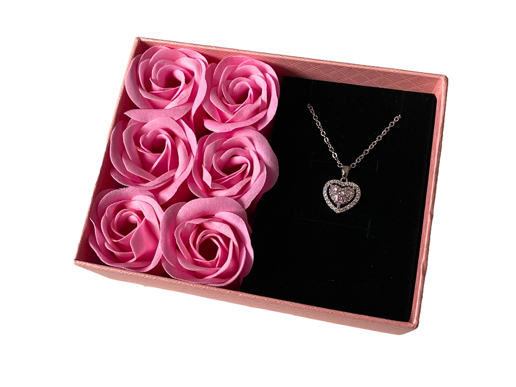 Darčekový set "Eternal Love – Náhrdelník so srdiečkom a mydlovými ružami