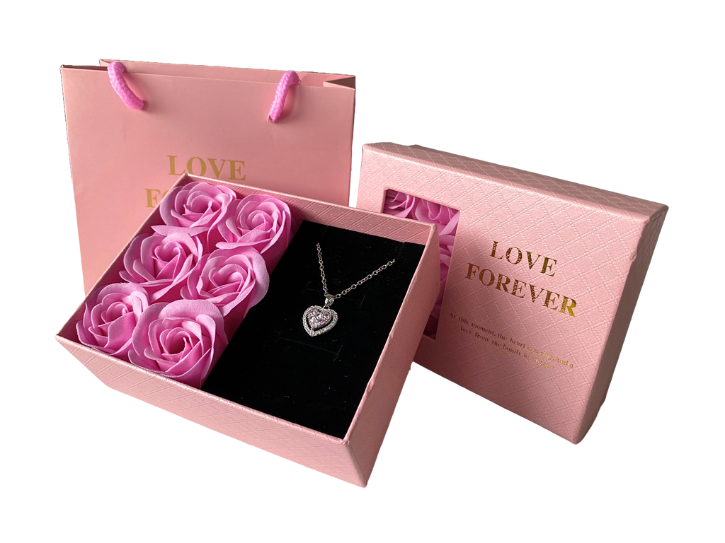 Darčekový set "Eternal Love – Náhrdelník so srdiečkom a mydlovými ružami