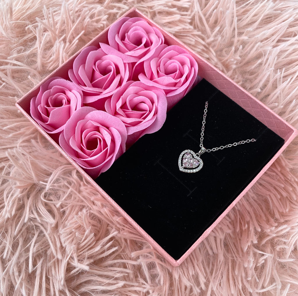 Darčekový set "Eternal Love – Náhrdelník so srdiečkom a mydlovými ružami